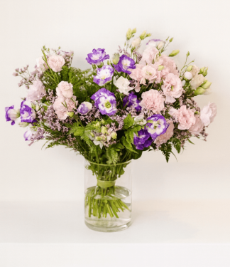 זר פרחים יובל – ליזיאנטוס ורוד וסגול משולבים בירק רענן .